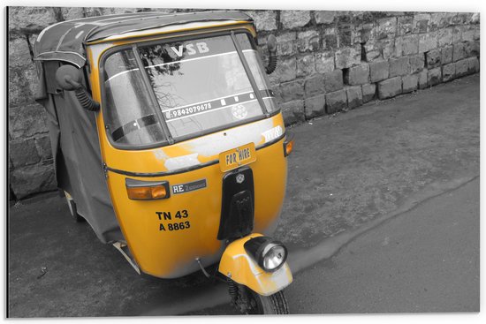 Dibond - (Deels) Gele Tuktuk Geparkeerd op Stoep (Zwart- wit) - 60x40 cm Foto op Aluminium (Met Ophangsysteem)
