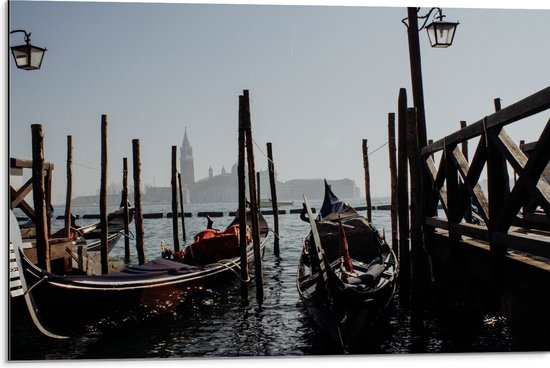 Dibond - Italiaanse Gondels in Haven van Venetië, Italië - 75x50 cm Foto op Aluminium (Met Ophangsysteem)