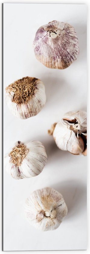 Dibond - Knoflookbolletjes Verspreid op Witte Achtergrond - 50x150 cm Foto op Aluminium (Wanddecoratie van metaal)