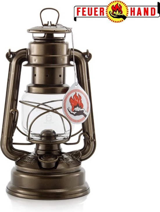 Bronzen Feuerhand stormlantaarn met label, staand op witte achtergrond.