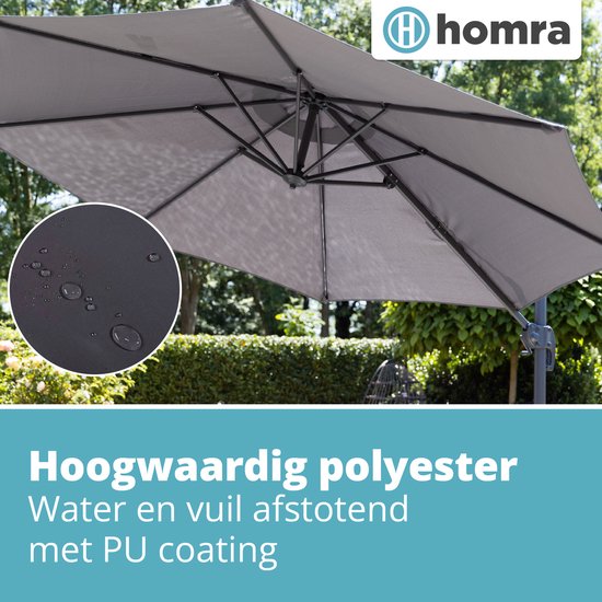 Grijze zweefparasol van Homra, gemaakt van water- en vuilafstotend polyester.