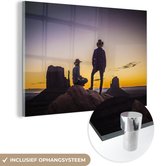 MuchoWow® Glasschilderij 30x20 cm - Schilderij acrylglas - Twee cowboys in een berggebied bij zonsondergang - Foto op glas - Schilderijen