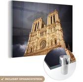 MuchoWow® Glasschilderij 30x20 cm - Schilderij acrylglas - Donkere wolken boven de Notre Dame in Parijs - Foto op glas - Schilderijen
