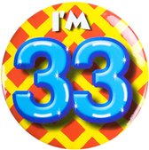 Button 33 Jaar - Button met speld (55mm) - Leeftijd badge - 33 Jaar versiering - Accessoires - Rozet I'm 33 - Verjaardag jongen / meisje / man / vrouw - Button 33 Jaar