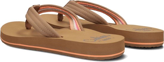 Cognacbruine Reef slippers met gekleurde strepen in de bandjes en oranje accenten.