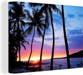 Canvas Schilderij Een silhouet van palmbomen tijdens een zonsondergang op Hawaii - 120x90 cm - Wanddecoratie