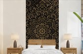 Behang - Fotobehang Gouden patroon op een zwarte achtergrond - Breedte 120 cm x hoogte 240 cm