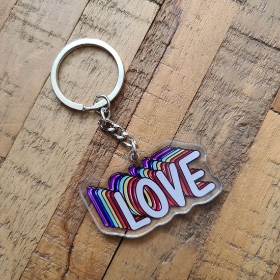 Foto: Sleutelhanger in de lgbt regenboog kleuren in de vorm van het woord love lgbtqia pride love lhbti lhbtiqa gay trans bi lesbo homo 