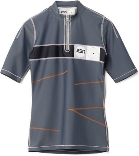 Donkergrijs poloshirt met rits, oranje lijnen, zwart en wit logo en witte stiksels.