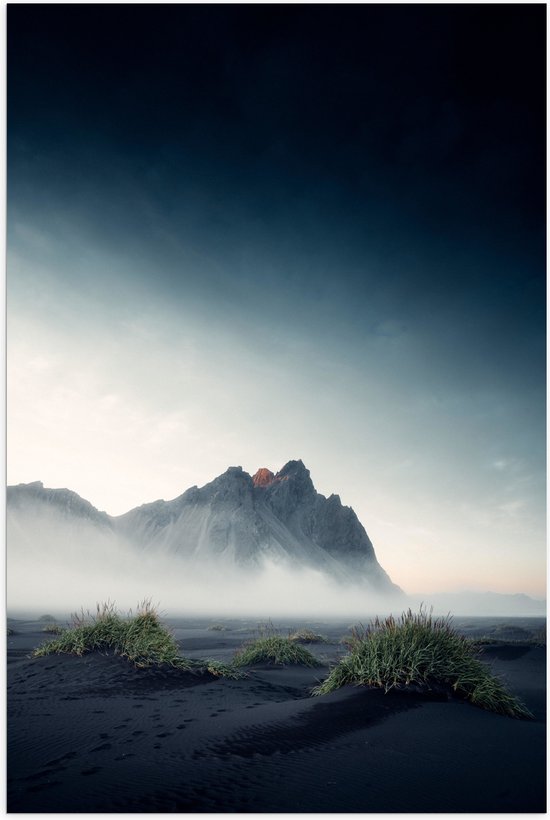 Poster Glanzend – Landschap - Berg - Steen - Gras - Mist - Donker - 60x90 cm Foto op Posterpapier met Glanzende Afwerking