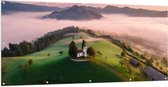 Tuinposter – Huisje - Gebouw - Landschap - Berg - Mist - Wolk - Bomen - Bossen - 200x100 cm Foto op Tuinposter (wanddecoratie voor buiten en binnen)