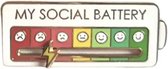 GoedeDoelen.Shop | Broche My Social Battery White | Statement Broche | Sierpin | Autisme Awareness | Sociaal Hulpmiddel | Sociale Interactie | Sociale Batterij | Niet Storen | Afmeting 6,2 x 2,5 CM | Unisex | Wellness-House