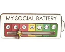 GoedeDoelen.Shop | Broche My Social Battery White | Statement Broche | Sierpin | Autisme Awareness | Sociaal Hulpmiddel | Sociale Interactie | Sociale Batterij | Niet Storen | Afmeting 6,2 x 2,5 CM | Unisex | Wellness-House