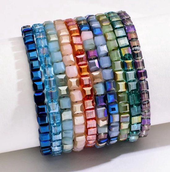 Set van tien elastische armbanden met vierkante, parelmoeren kralen in diverse regenboogkleuren.