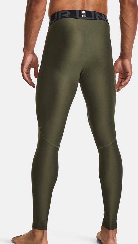 Achterkant van een olijfgroene sportlegging met een brede, zwarte Under Armour tailleband.