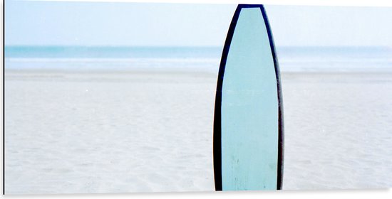 Dibond - Zee - Strand - Zand - Surfen - Surfplank - Hobby - 100x50 cm Foto op Aluminium (Met Ophangsysteem)
