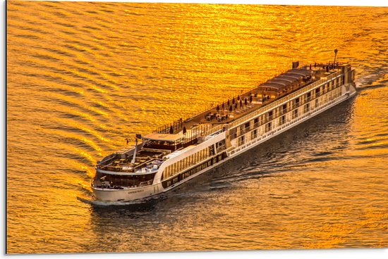 Dibond - Toeristenboot op het Water tijdens de Zonsondergang - 75x50 cm Foto op Aluminium (Met Ophangsysteem)