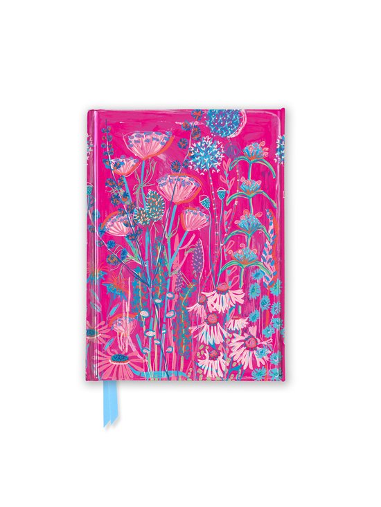 Een felroze notitieboekje bedekt met een schildering van blauwe en witte bloemen en groene planten. Een lichtblauw lintje steekt aan de onderkant uit.