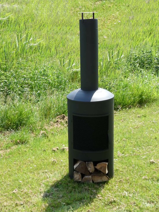 Grijze buitenhaard met schoorsteen, open deur en houtblokken onderin. Geplaatst in het gras.