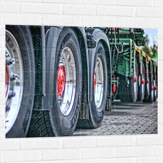 Muursticker - Mega Wielen van Grote Vrachtwagens - 100x75 cm Foto op Muursticker