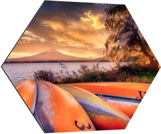 Dibond Hexagon - Oranje Kano's op zijn Kop aan het Water tijdens Zonsondergang - 70x60.9 cm Foto op Hexagon (Met Ophangsysteem)