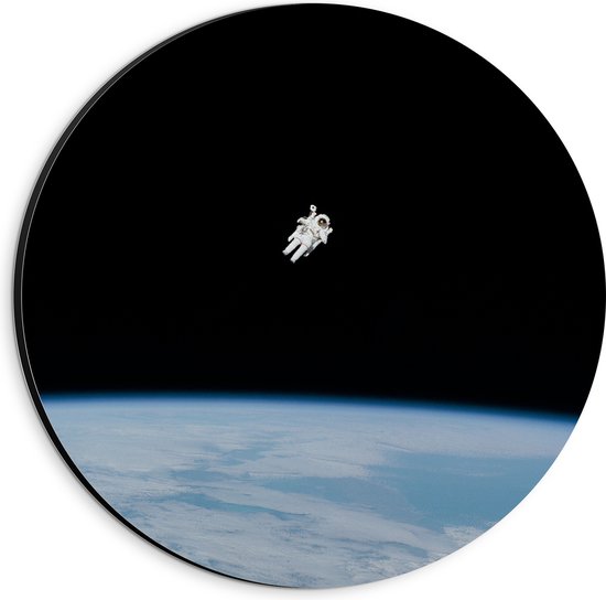 Dibond Muurcirkel - Astronaut Vliegend in Heelal Rondom Aarde - 20x20 cm Foto op Aluminium Muurcirkel (met ophangsysteem)