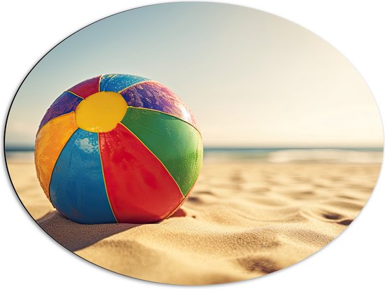 Dibond Ovaal - Kleurrijke Strandbal Liggend in het Zand - 80x60 cm Foto op Ovaal (Met Ophangsysteem)