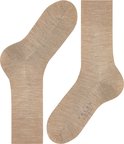 Une paire de chaussettes Falke marron. La texture tricotée et le bord élastique sont visibles.