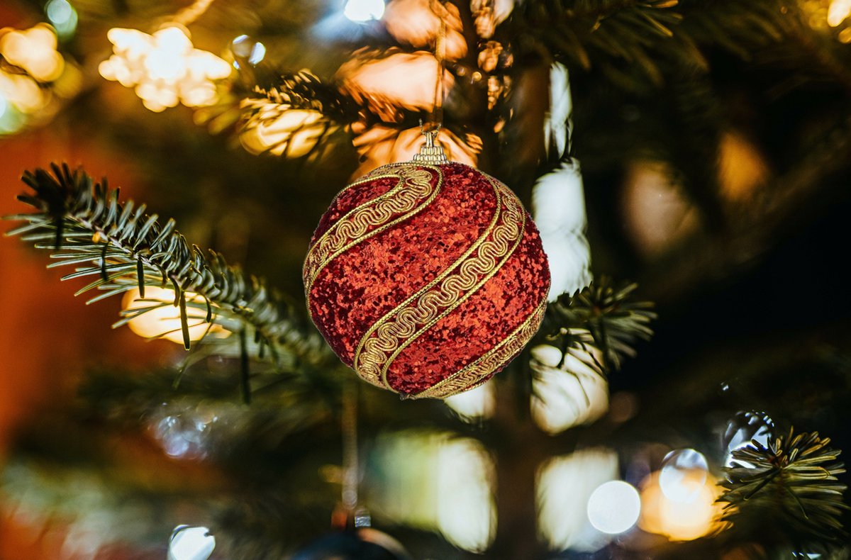 Krist+ gedecoreerde kerstballen - 6x stuks - rood/goud - kunststof - 8 cm