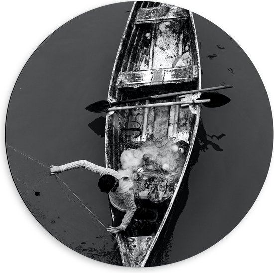 Dibond Muurcirkel - Bovenaanzicht van Visser in Houten Bootje ter Watert (Zwart-wit) - 60x60 cm Foto op Aluminium Muurcirkel (met ophangsysteem)