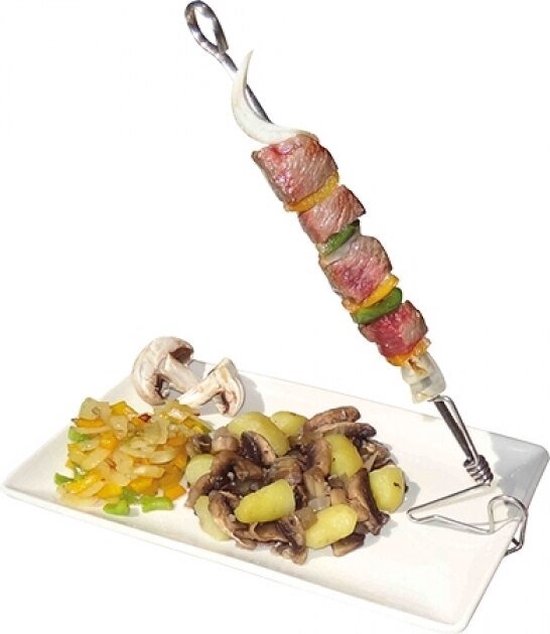 Brochette de satay en acier inoxydable avec des cubes de viande, oignon, poivron et légumes, servie avec des pommes de terre et des champignons sur une assiette blanche.