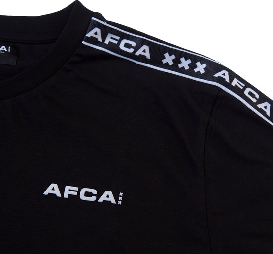 Close-up van het zwarte T-shirt met 'AFCA XXX AFCA' logo op de schouder en 'AFCA' borstprint.