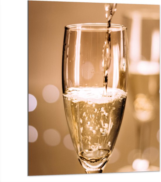 Dibond - Champagne - Drank - Glas - Inschenken - Drinken - Bubbels - 75x100 cm Foto op Aluminium (Wanddecoratie van metaal)