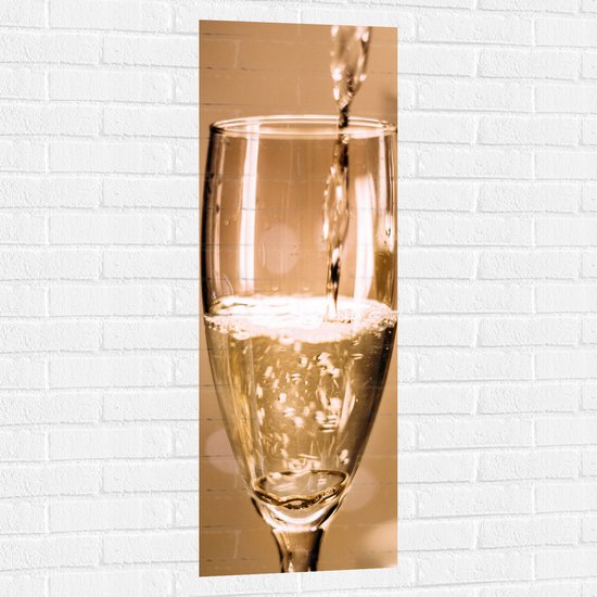 Muursticker - Champagne - Drank - Glas - Inschenken - Drinken - Bubbels - 40x120 cm Foto op Muursticker