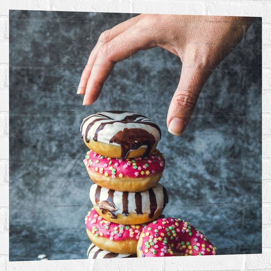Muursticker - Donuts - Gestapeld - Sprinkels - Hand - Kleurrijk - 80x80 cm Foto op Muursticker