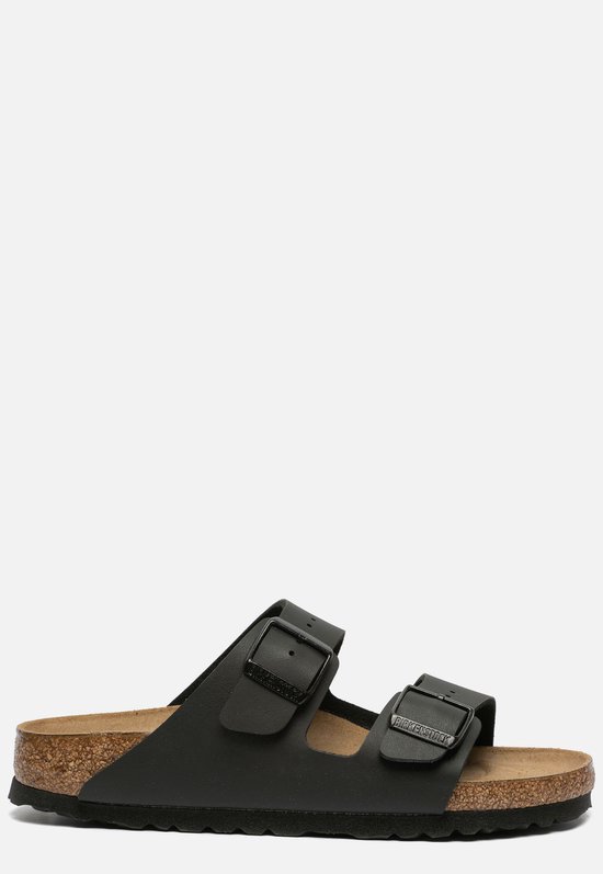 Sandale noire Birkenstock Arizona sur le côté, avec deux boucles, semelle intérieure en liège et logo de la marque.