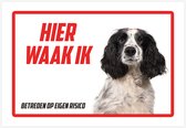 Bord | Waakbord | "Hier waak ik" | 30 x 20 cm | Engelse Cocker Spaniel | 1 mm | Zwart/ wit | Cockerspaniël | Gevaarlijke hond | Waakhond | Hond | Betreden op eigen risico | Polystyreen | Rechthoek | Witte achtergrond | 1 stuk