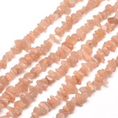 Natuurstenen kralen, Sunstone, chip-kralen van 5-8mm. Verkocht per rondgeregen snoer van 80cm !