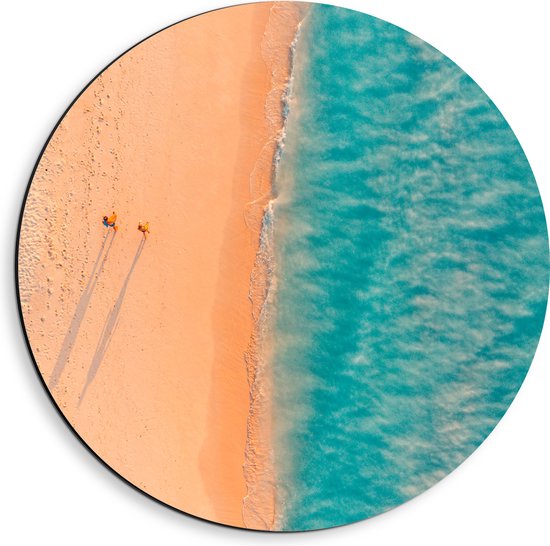 Dibond Muurcirkel - Bovenaanzicht van Koppel tijdens Strandwandeling langs Felblauwe Oceaan - 40x40 cm Foto op Aluminium Muurcirkel (met ophangsysteem)