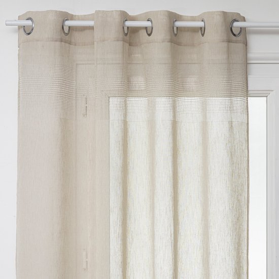 Beige vitragegordijn met zeefdruk en ringen, dat doorzichtig is en een geblokte bovenrand heeft.