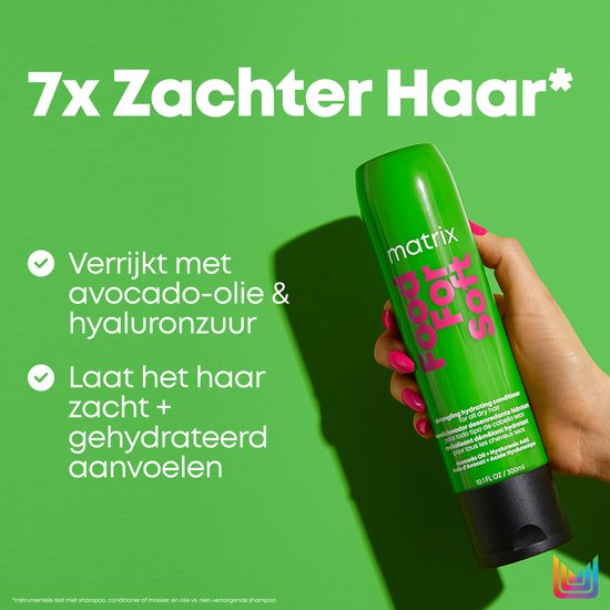 Une main avec du vernis à ongles rose tient un flacon vert de revitalisant Matrix Food For Soft. Texte "7x plus doux".