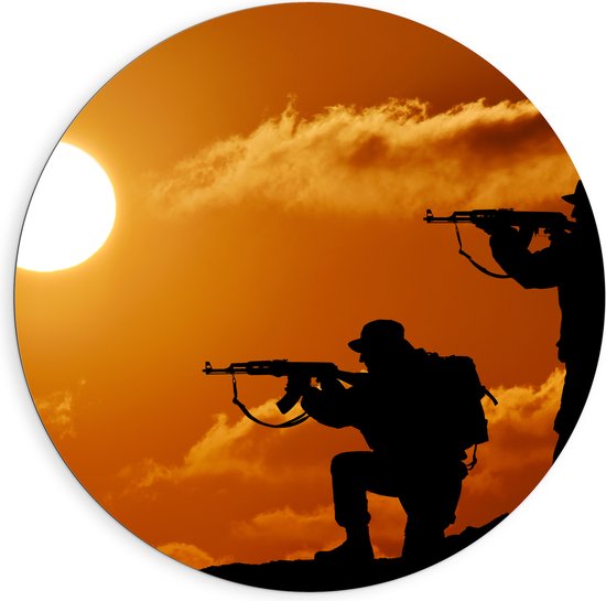 Dibond Muurcirkel - Silhouet van Twee Soldaten op Berg bij de Felle Zon - 90x90 cm Foto op Aluminium Muurcirkel (met ophangsysteem)