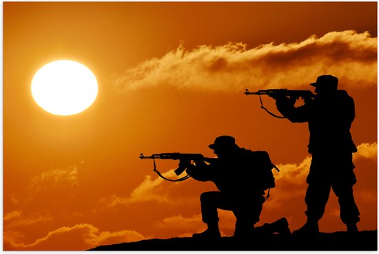 Poster Glanzend – Silhouet van Twee Soldaten op Berg bij de Felle Zon - 75x50 cm Foto op Posterpapier met Glanzende Afwerking