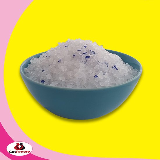 Een blauwe kom gevuld met witte en blauwe silicakristallen kattenbakvulling.