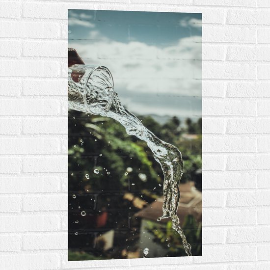Muursticker - Hand - Glas - Water - Druppels - Bomen - 50x100 cm Foto op Muursticker