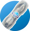 Lunettes de natation noires dans un étui transparent avec logo 'SWIM', entouré d'un cercle bleu.