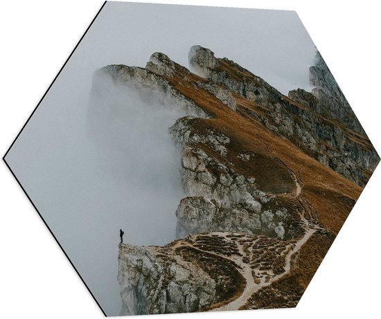 Dibond Hexagon - Persoon - Bergen - Bergtop - Mist - Wolken - Bruin - 70x60.9 cm Foto op Hexagon (Met Ophangsysteem)