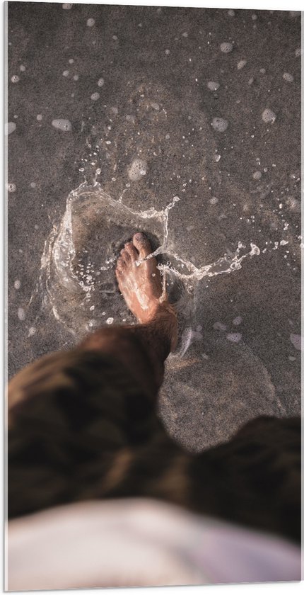 Acrylglas - Persoon - Voeten - Zee - Strand - Zand - Water - 50x100 cm Foto op Acrylglas (Wanddecoratie op Acrylaat)