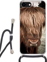 Hoesje met koord Geschikt voor iPhone 7 - Schotse Hooglander - Boom - Gras - Siliconen - Crossbody - Backcover met Koord - Telefoonhoesje met koord - Hoesje met touw