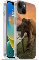 Geschikt voorApple Iphone 14 Plus - Soft case hoesje - Olifant - Water - Dieren - Zonsondergang - Natuur - Siliconen Telefoonhoesje